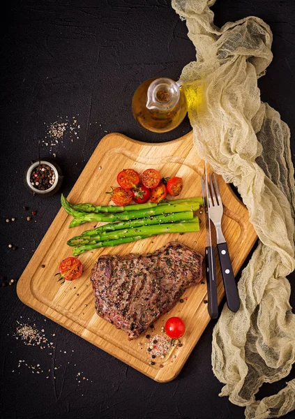 Saftiges Steak seltenes Rindfleisch mit Gewürzen — Stockfoto