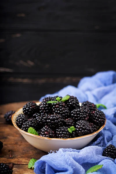 Fresh blackberries in bowl — Stock Photo, Image