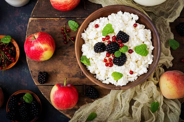 Cottage cheese with blackberries — Stock Photo, Image