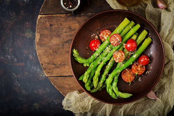 Salada de espargos e tomates — Fotografia de Stock