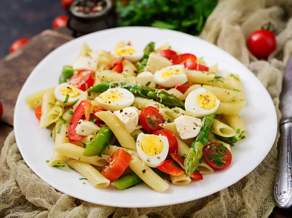 Macarrão com espargos, tomates, ovos, mussarela — Fotografia de Stock