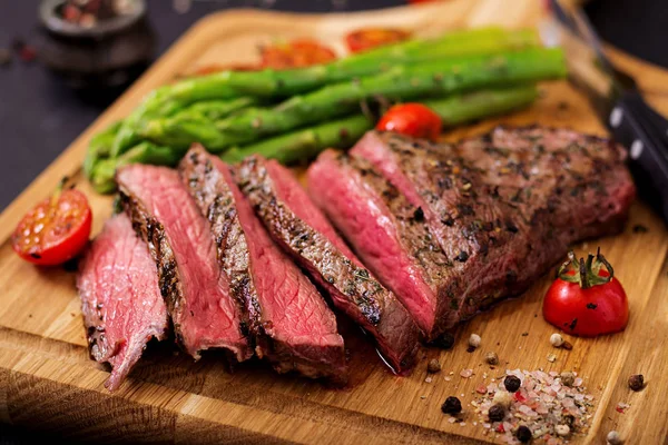 Hovězí steak s kořením — Stock fotografie