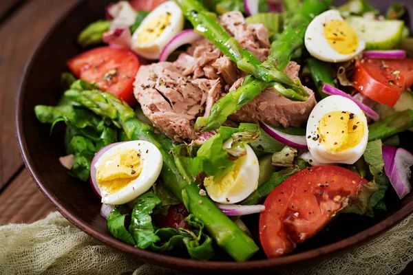 Salada com atum, tomate e cebola — Fotografia de Stock