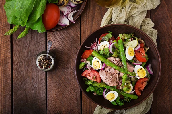 Salade met tonijn, tomaten en UI — Stockfoto