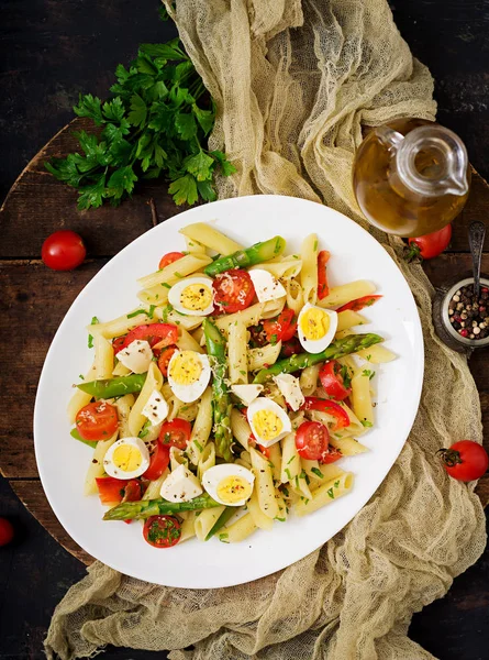 Pasta with asparagus, tomatoes, eggs, mozzarella — Stock Photo, Image
