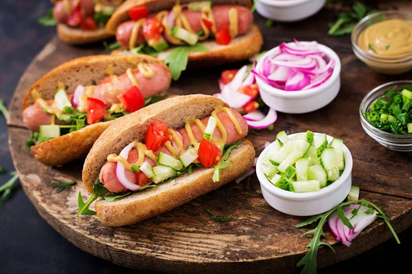 Cachorros-quentes com pepinos, tomates e cebola — Fotografia de Stock