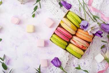 Renkli macaroons ve marshmallow