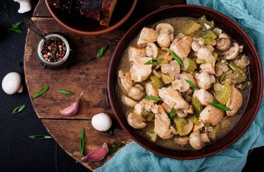 Mantarlı tavuk fileto parçaları