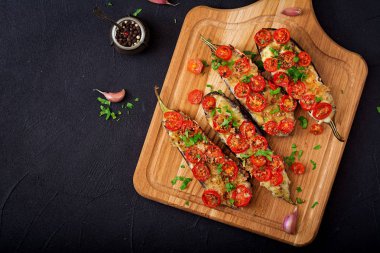 Fırında patlıcan mozzarella ve domates ile