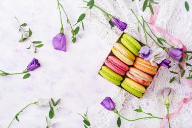 Burnunuzdaki arka plan üzerinde renkli macarons