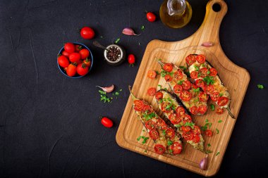 Fırında patlıcan mozzarella ve domates ile