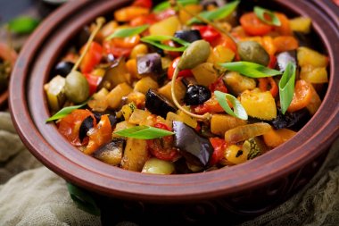 Sıcak baharatlı güveç caponata