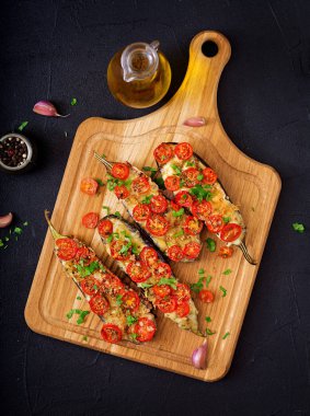 Fırında patlıcan mozzarella ve domates ile