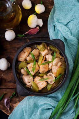 Mantarlı tavuk fileto parçaları