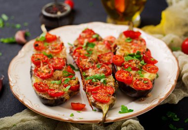 Fırında patlıcan mozzarella ve domates ile