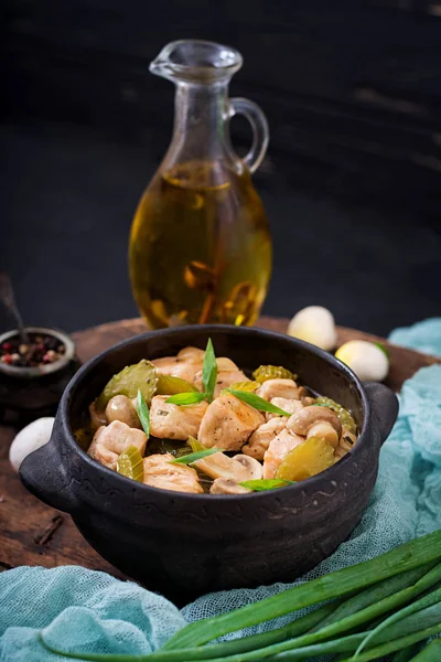 Stukken van de filet van de kip met champignons — Stockfoto