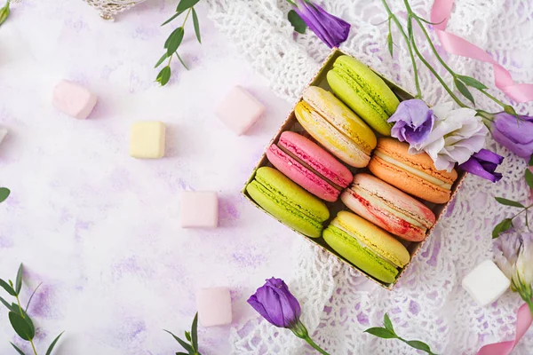 Renkli macaroons ve marshmallow