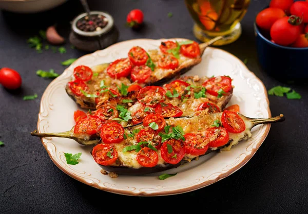 Bakad aubergine med mozzarella och tomater — Stockfoto
