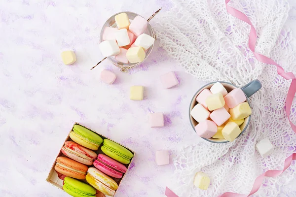 Macarões e marshmallows coloridos — Fotografia de Stock