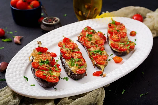 Berinjelas assadas com mussarela e tomate — Fotografia de Stock