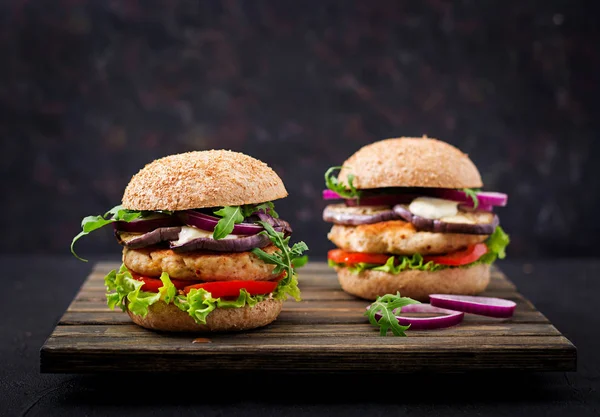 Saftige würzige Chicken Burger — Stockfoto