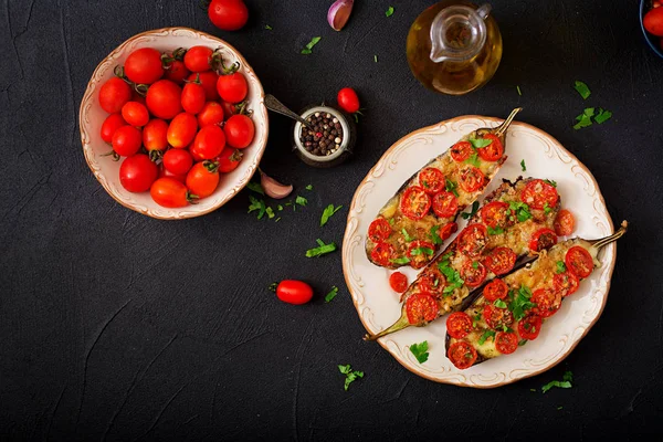 Pečený lilek s mozzarellou a rajčaty — Stock fotografie