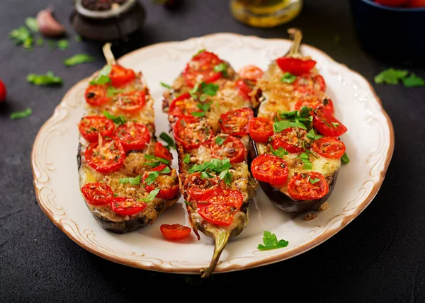 Gebakken aubergines met mozzarella en tomaten — Stockfoto