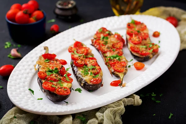 Запеченные баклажаны с моцареллой и помидорами — стоковое фото
