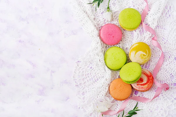 Macarons coloridos em um fundo ligth — Fotografia de Stock