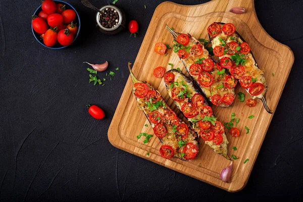 Запеченные баклажаны с моцареллой и помидорами — стоковое фото