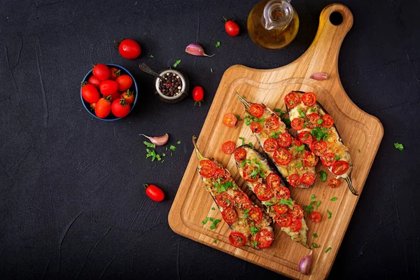 Berinjelas assadas com mussarela e tomate — Fotografia de Stock