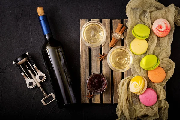 Fles witte wijn en een macarons — Stockfoto