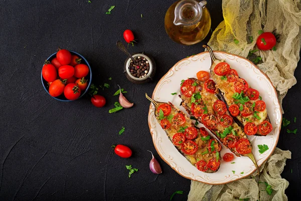 Fırında patlıcan mozzarella ve domates ile — Stok fotoğraf