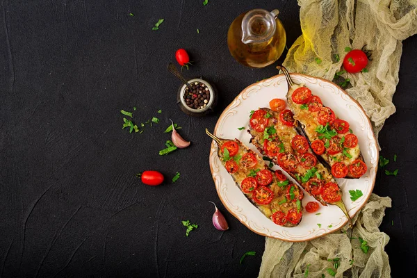 Gebakken aubergines met mozzarella en tomaten — Stockfoto