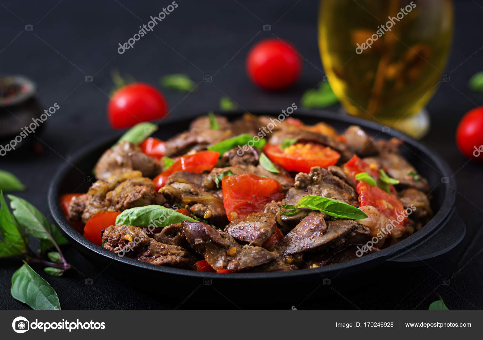 Fegato Di Pollo Con Pomodori In Padella Foto Stock