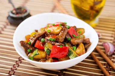 plaka üzerinde biber ile kızartılmış sığır eti dilim 