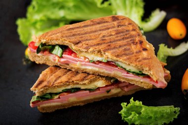 Club sandviç panini jambon ile