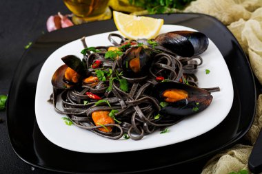 Siyah deniz ürünleri makarna midye ile