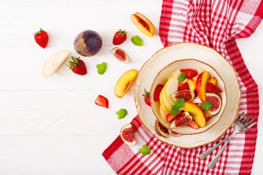 Vegan salata kabı üzerindeki