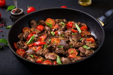 Tavuk karaciğer tavada domates ile 