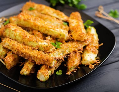 Peynir breading altında pişmiş kabak dilimleri
