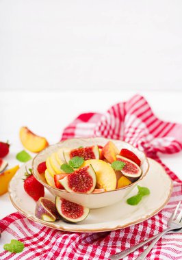 Vegan salata kabı üzerindeki