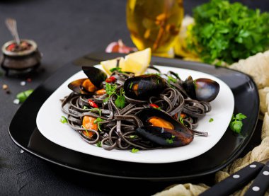 Siyah deniz ürünleri makarna midye ile