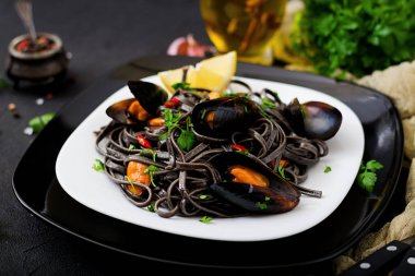 Siyah deniz ürünleri makarna midye ile
