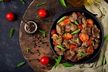 Tavuk karaciğer tavada domates ile 