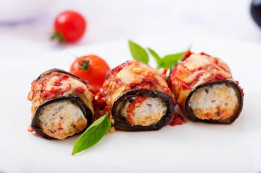 Patlıcan domates soslu etli rulo