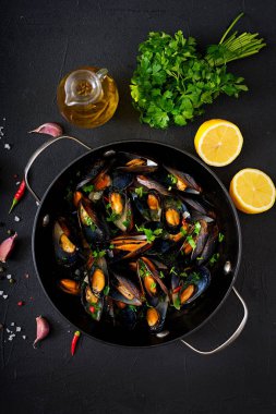 Şarap sosunda pişirilmiş midye 