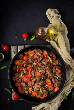 Tavuk karaciğer tavada domates ile 