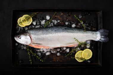 Buz ile taze Çiğ somon