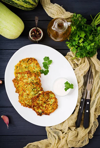 Zucchini-Pfannkuchen auf weißem Teller — Stockfoto